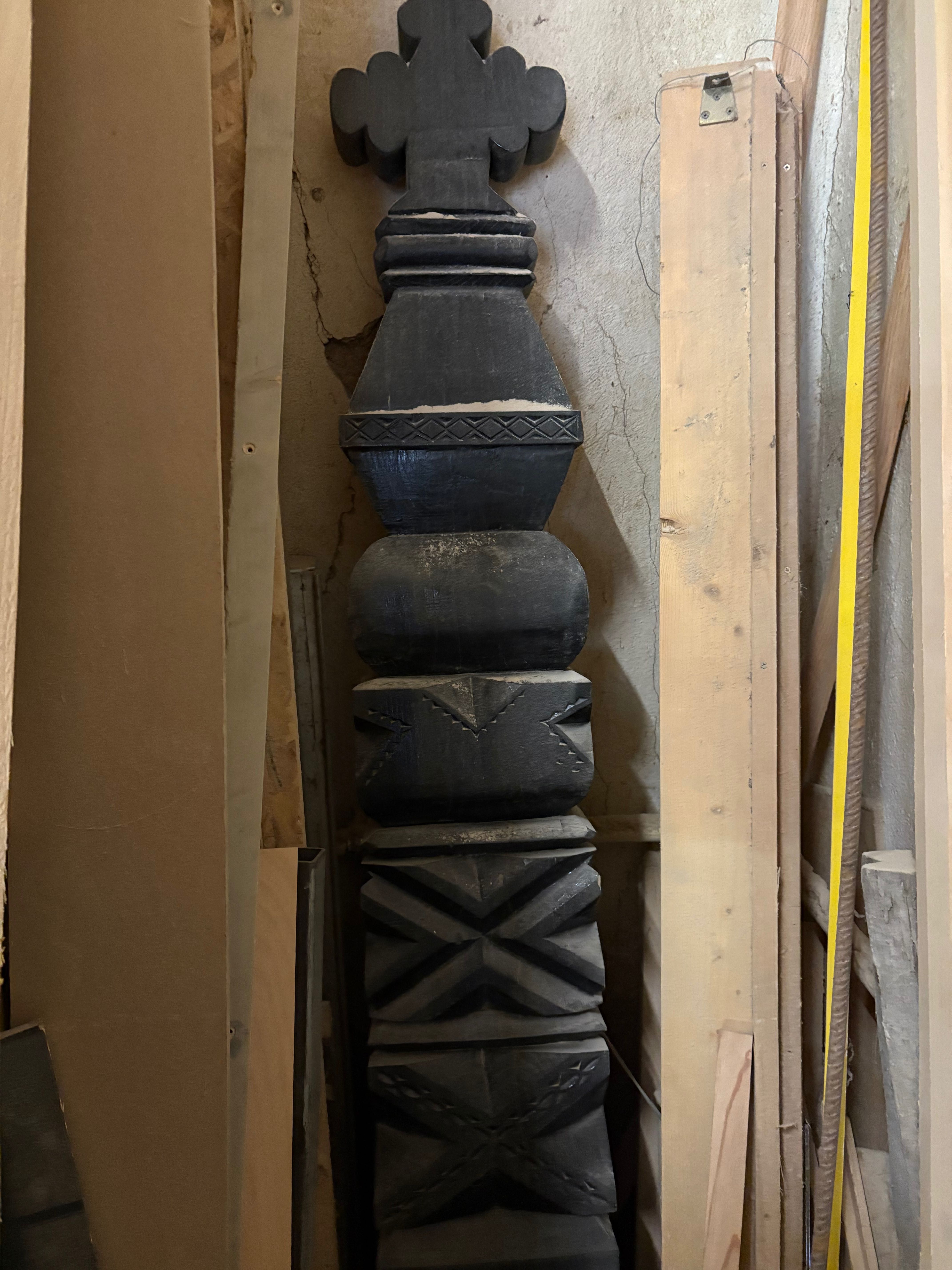 Stalp funeral lemn sculptat