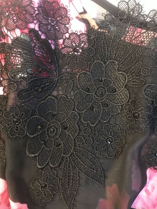 Bluză damă cu model floral și dantelă