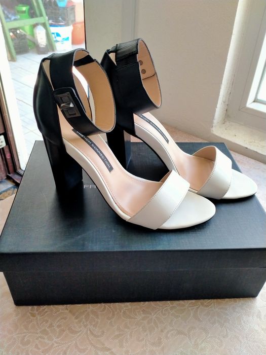 De vinzare, încălțăminte femei.