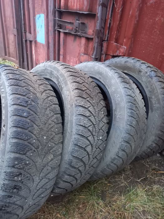 Продам комплект б/у шипованной резины