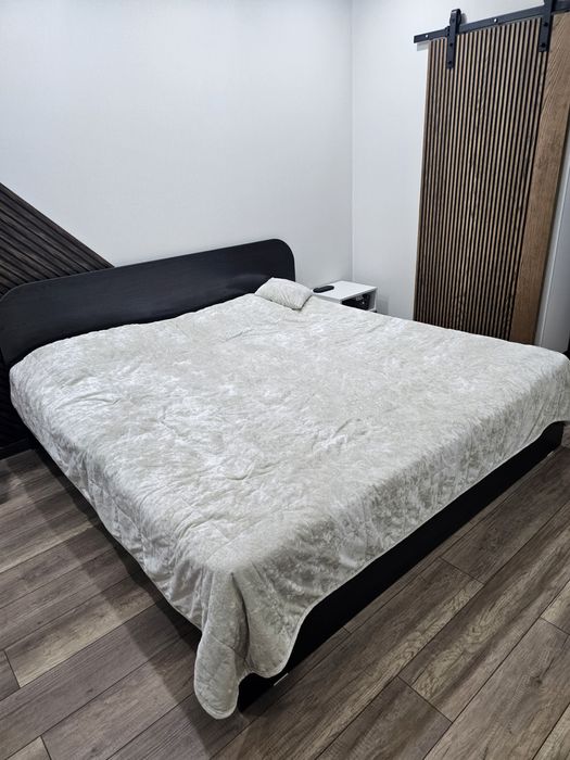 Продам кровать с матрасом. Двухспальная 200×200.