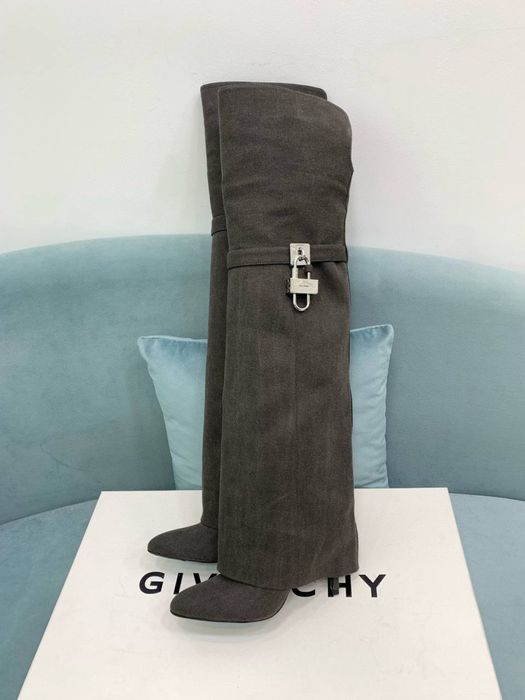 Ботуши различен бранд