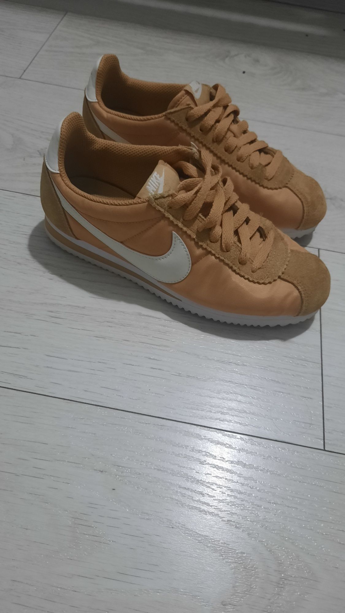 Vand adidasi NIKE