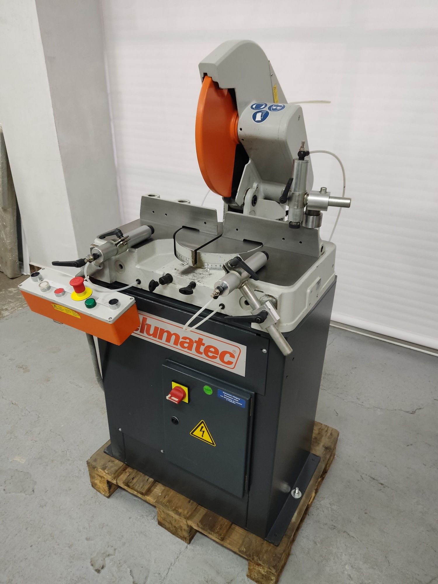 Автоматичен циркуляр с охлаждане Elumatec MGS 73 с два ролкови линеала