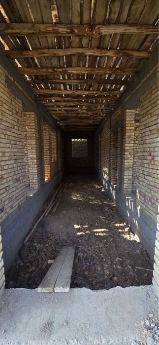 Курилиши тугалланмаган ховли уй