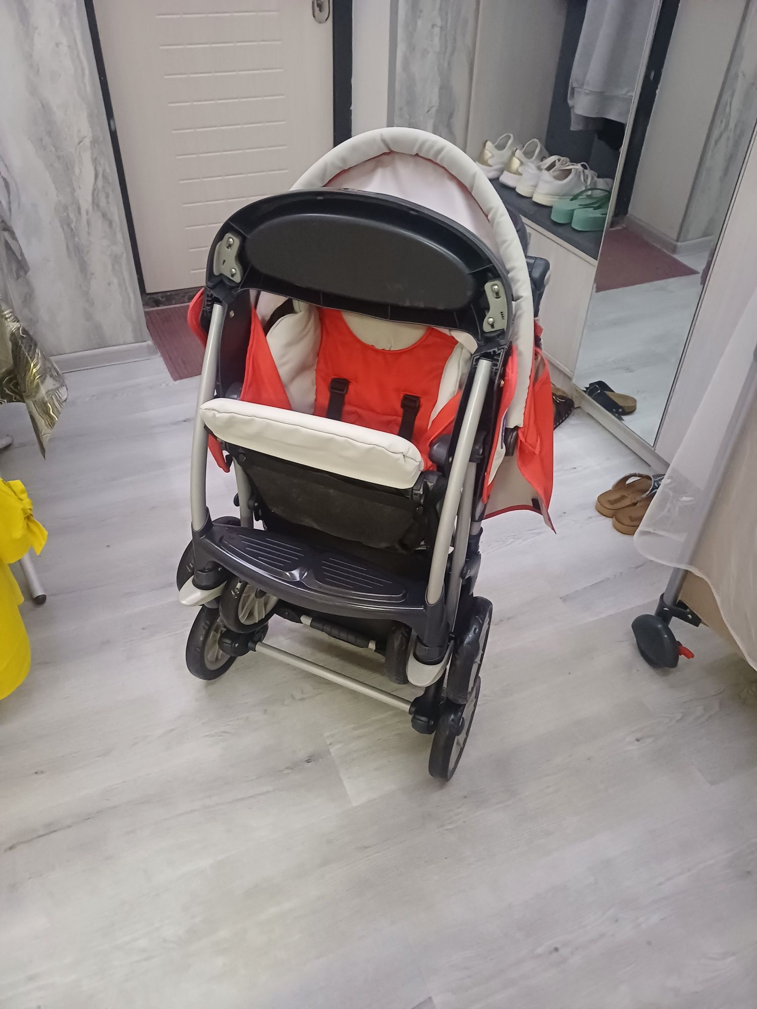 Продаётся фирменный коляска chicco