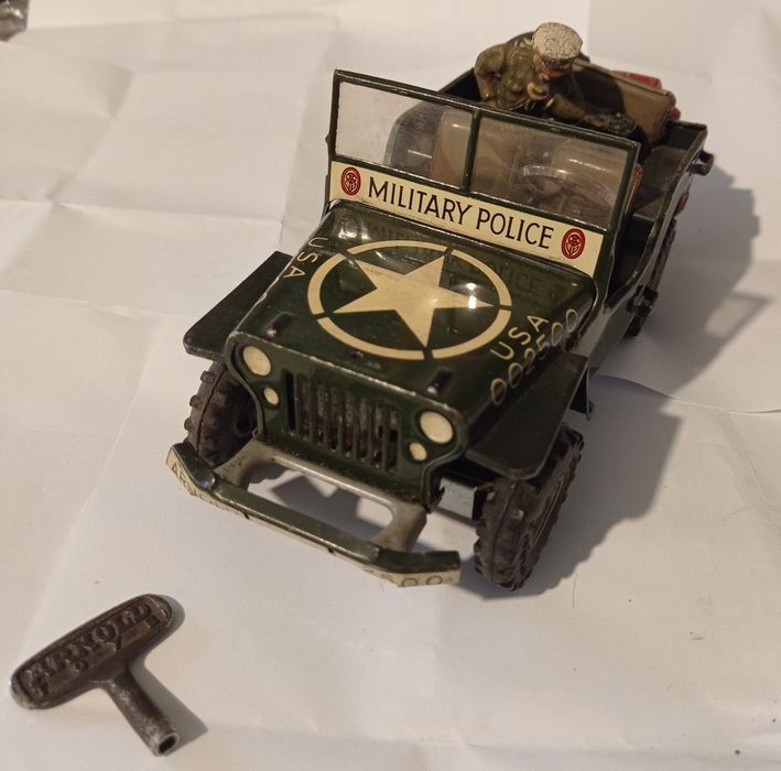 Vând sau schimb obiecte vechi.Preț în funcție de obiectul ales.