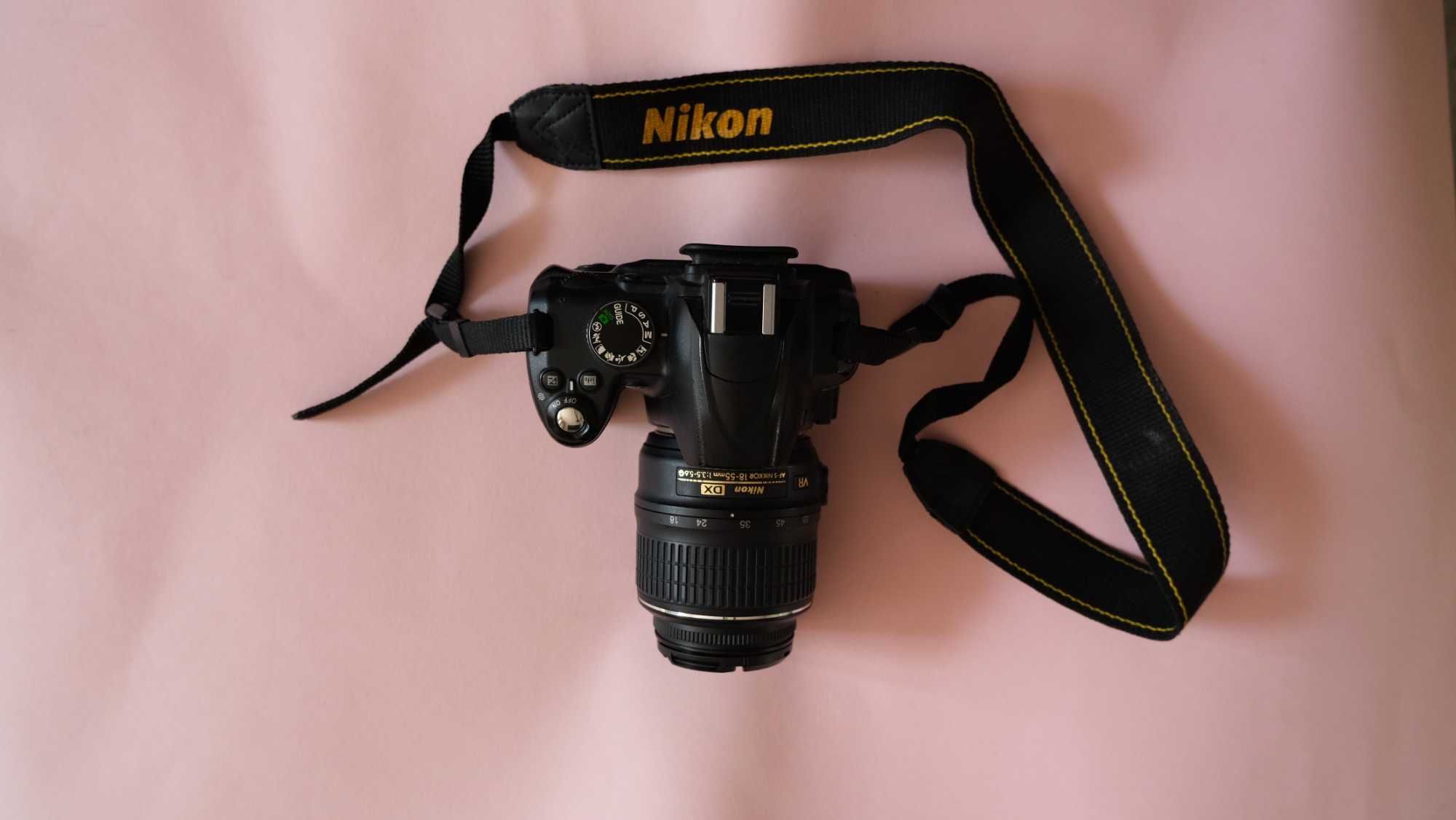 Nikon D3000 cu Obiectiv Nikkor 18–55mm f/3.5–5.6G