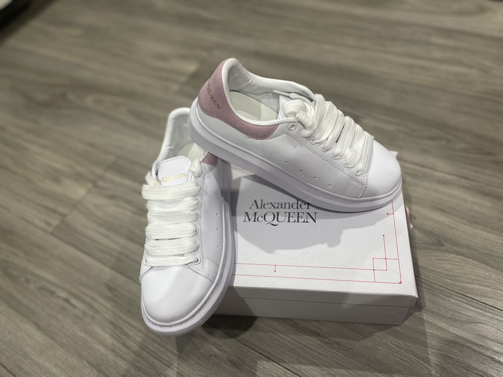 Vând Alexander McQueen Oversize Sneakers Noi