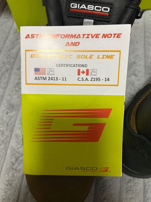 Чисто нови работни обувки