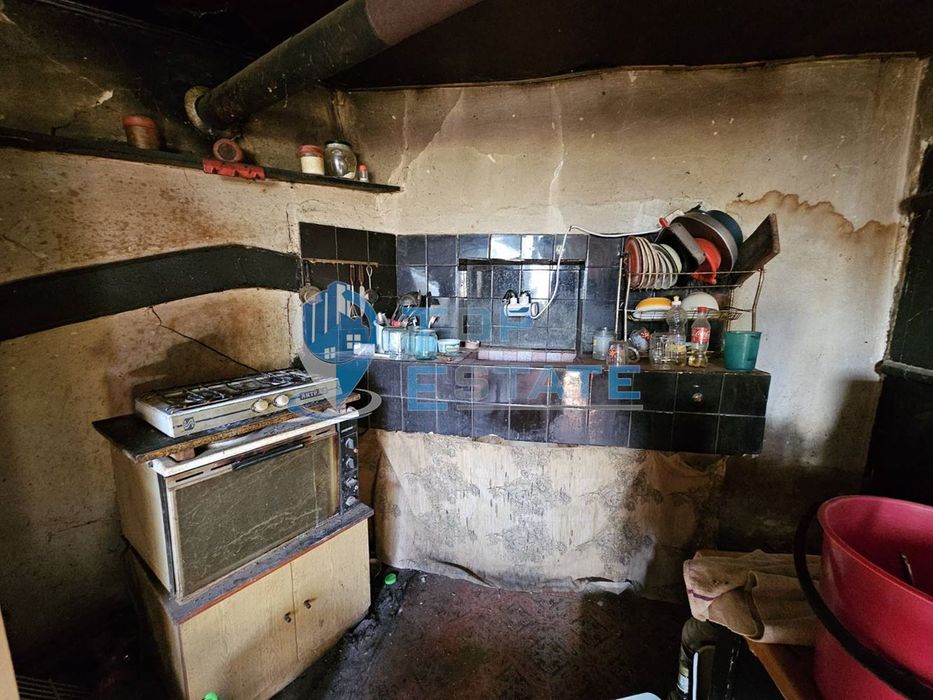 Двуетажна къща с кладенец и допълнителни постройки в с. Стефан Стамбо