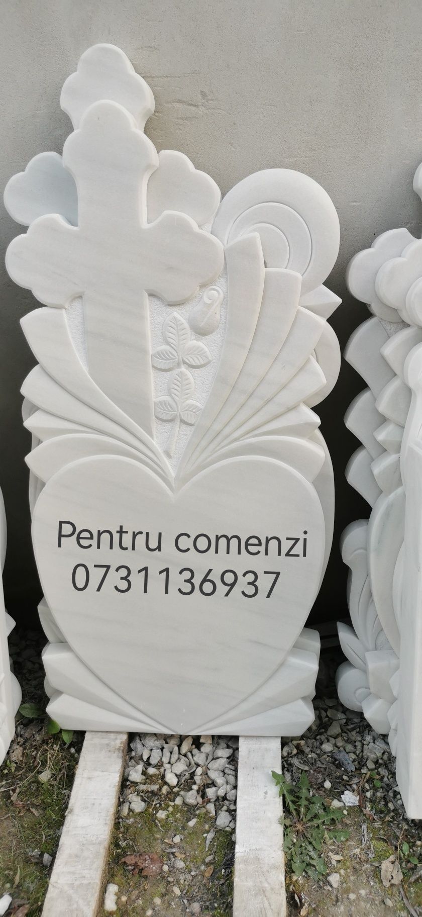 Monument funerar cu toate accesoriile incluse în pret