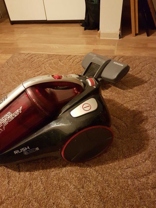 Продавам прахосмукачка HOOVER