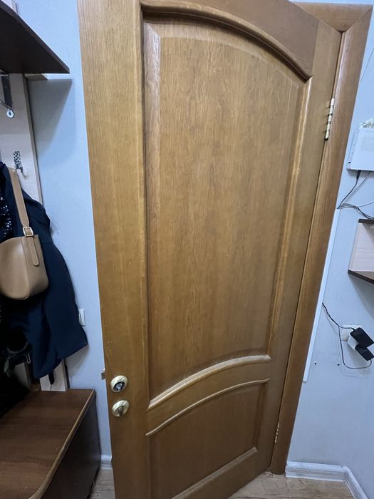 Продам дверь деревяную б/у