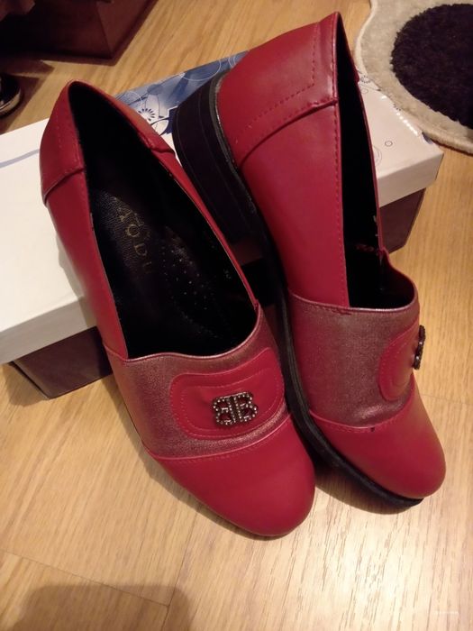 Vând pantofi mocasini dama negri și roșii mărimea 38