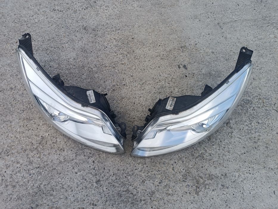 Far stânga dreapta Ford Focus 3 cu xenon