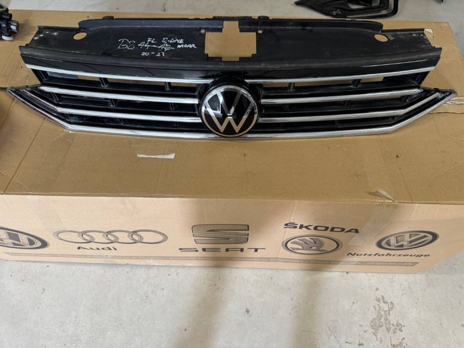 Grila radiator Volkswagen Passat B8 R-Line Facelift Distronic