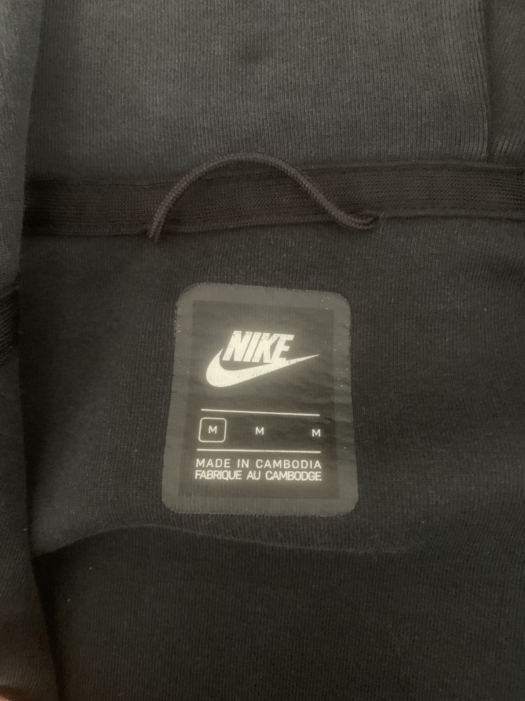 Vând hanorac nike tech fleece negru,marimea M