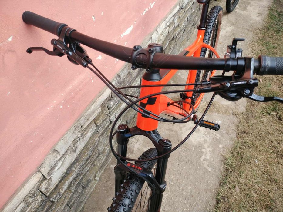 Bicicleta Cube Hardtrail roti pe 29