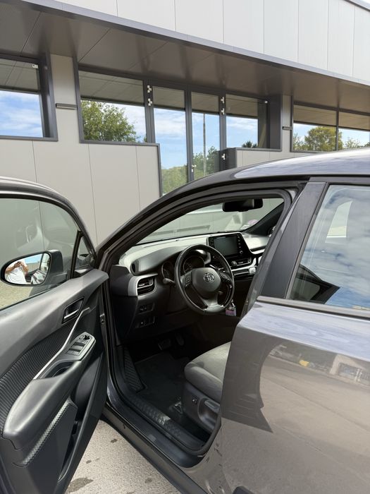 Toyota C-HR 1.8 Hybrid Гаранционна