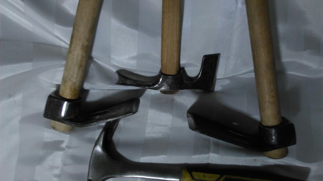 Продавам домашни инструменти.Лозарска ножица,тесла,клещи за арматура.