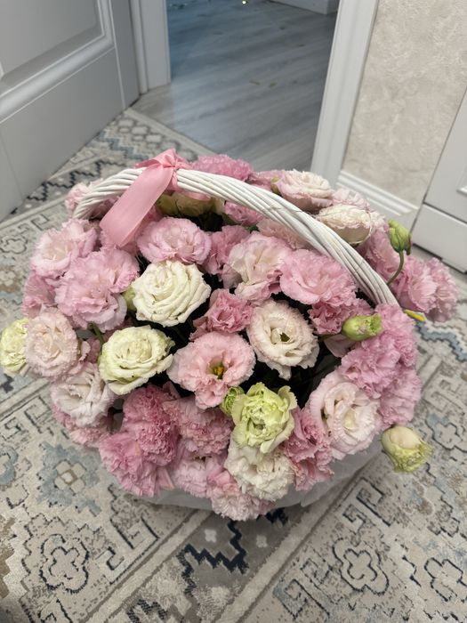 Цветы свежие в корзине