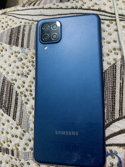 Самсунг А12 в отличном состояни на заднем корпусе царапина с чехлом