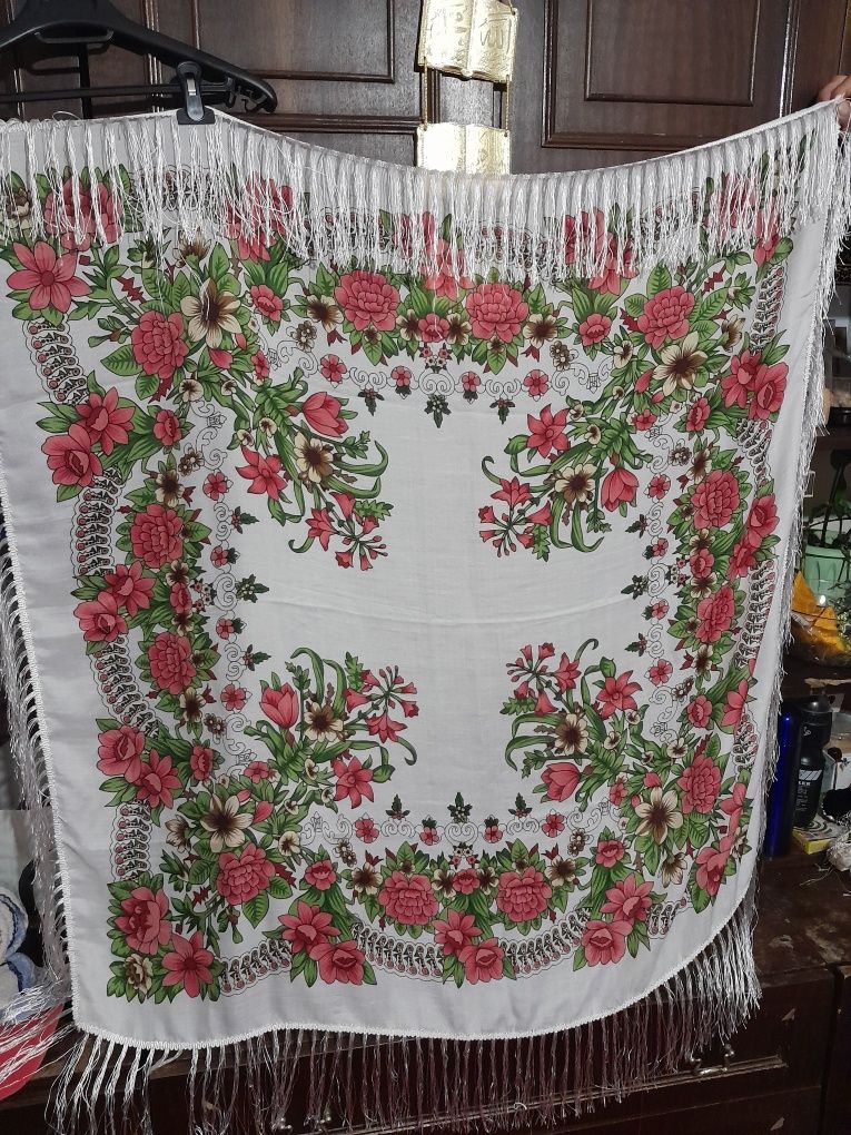 Большие  платки  разные
