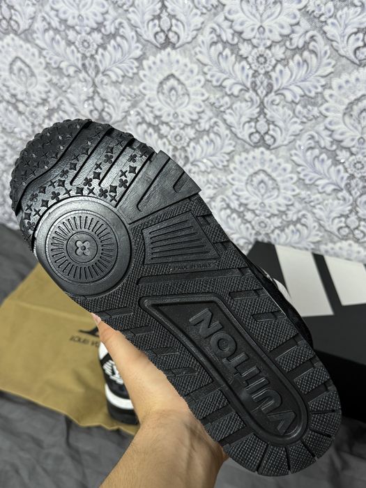 Adidasi Louis Vuitton