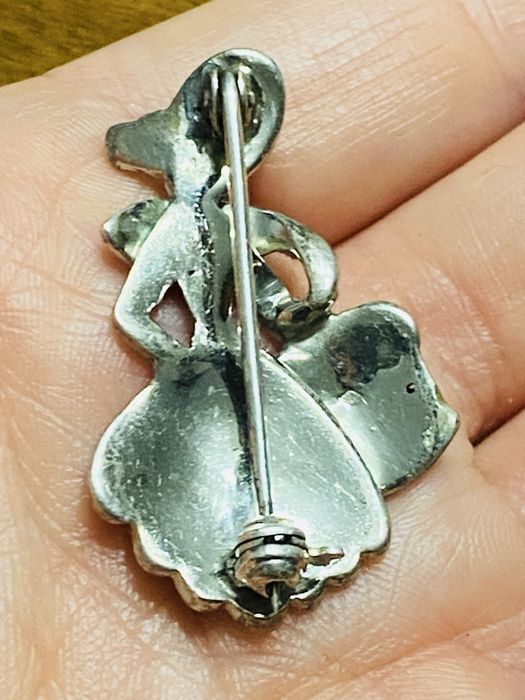 Vand  superba brosa din argint