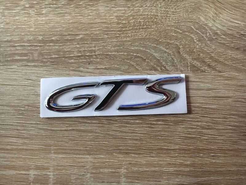 сребрист надпис Порше Porsche GTS емблема
