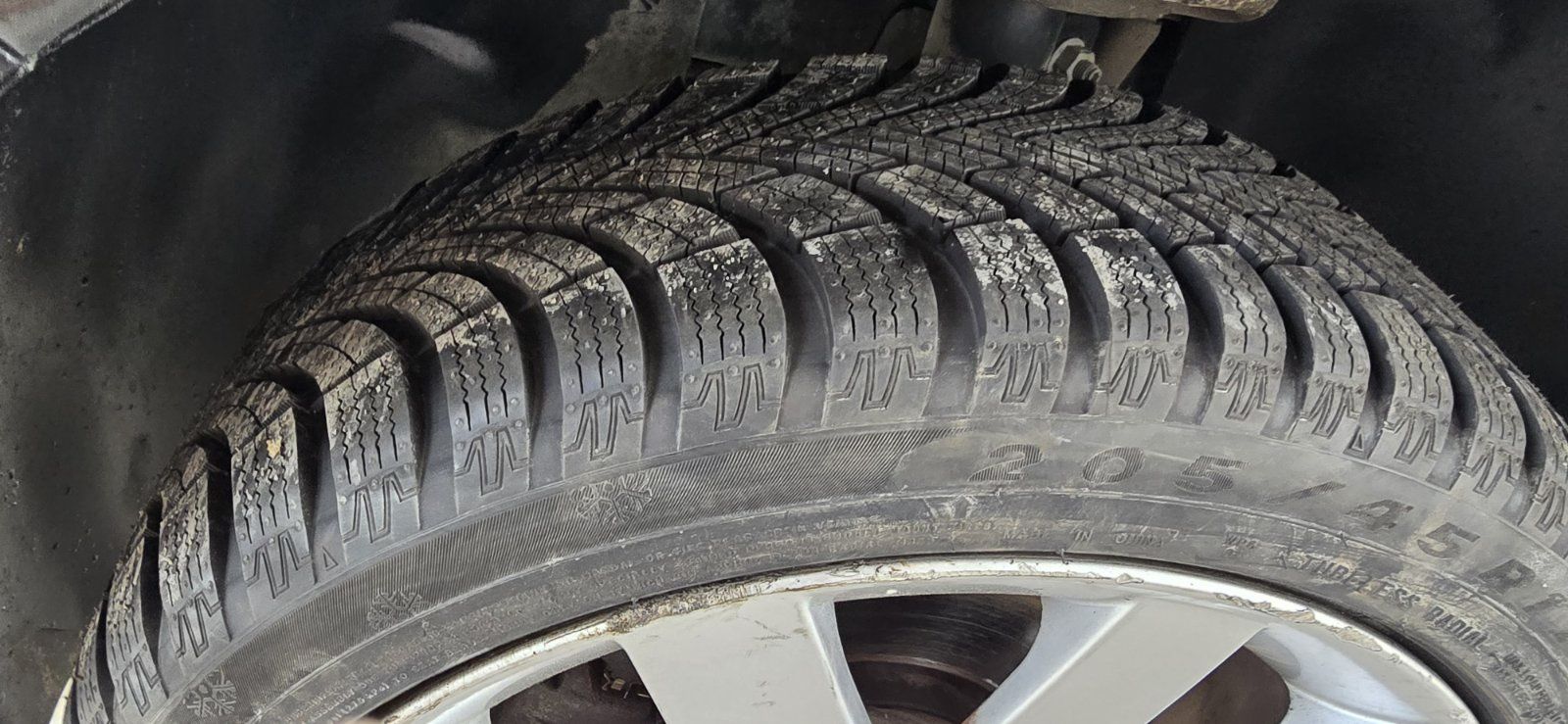 Продавам зимни гуми Maxxis с алуминиеви джанти