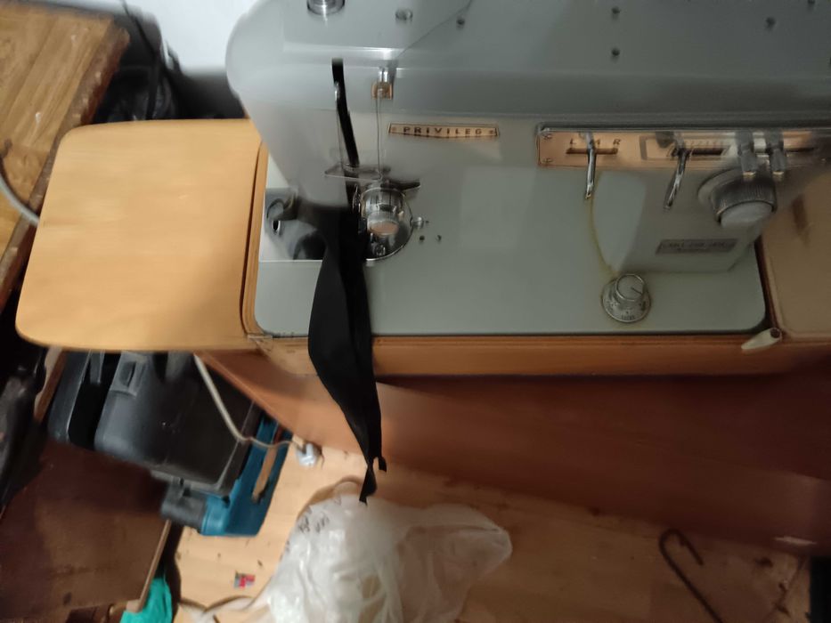 Домашна масивна шевна машина Хускварна.