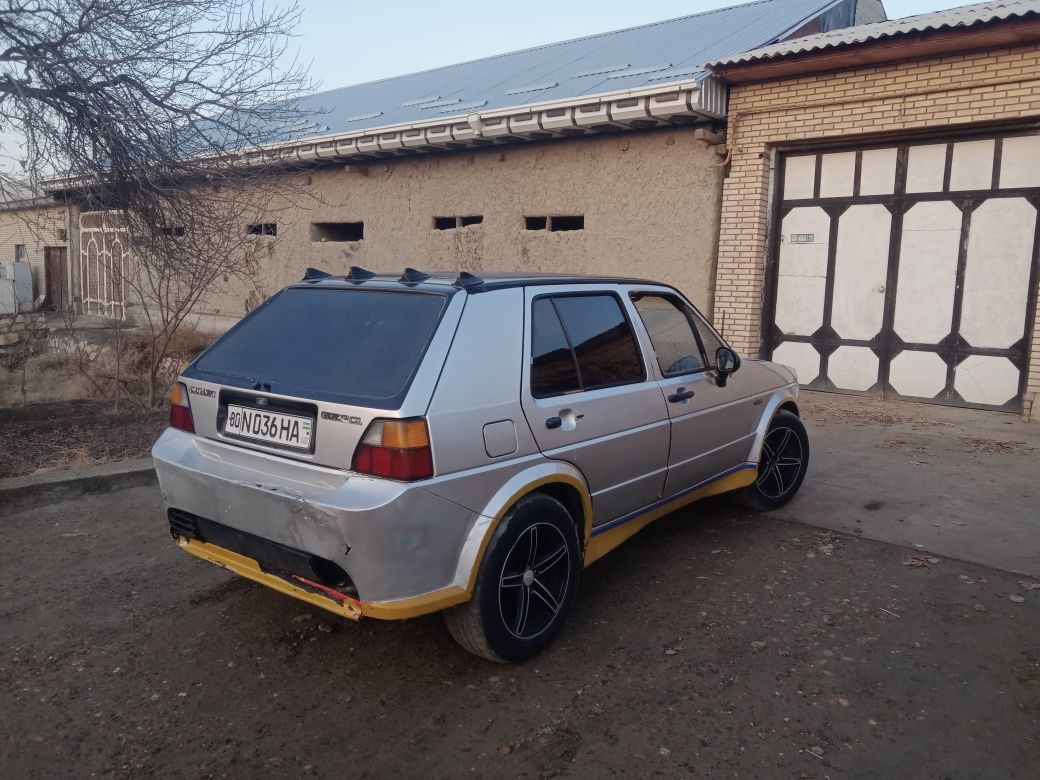 Volkswagen golf sotiladi