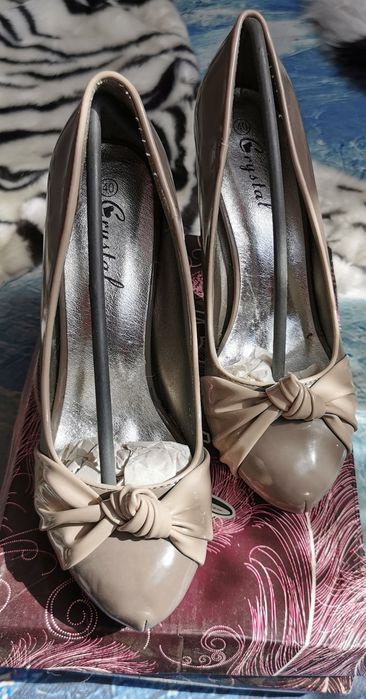 Pantofi noi cu toc, mărimea 39