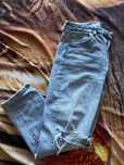 Дънки Zara със скъсани фабрични участъци