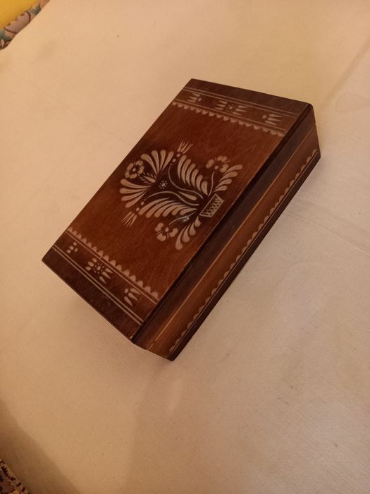 Деревянная шкатулка