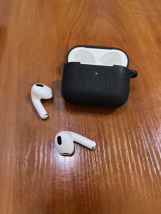 Продам AirPods 3 with Lightning Charging Case белый