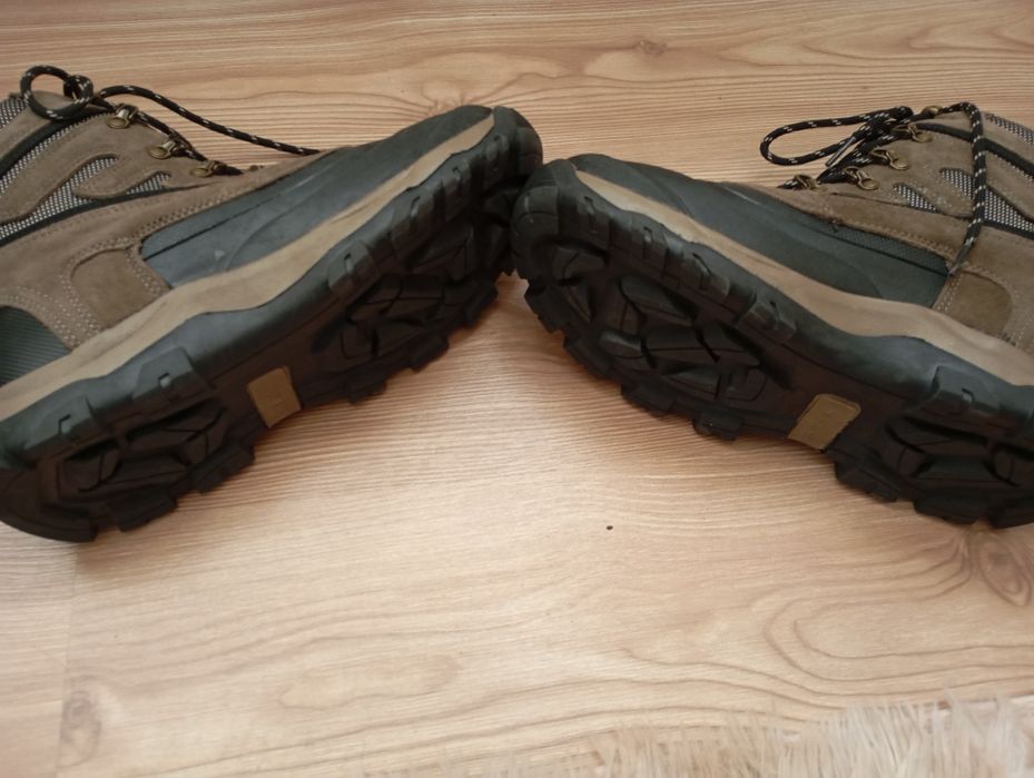 Vand bocanci bărbați măs.43. confecționați din piele/cauciuc .