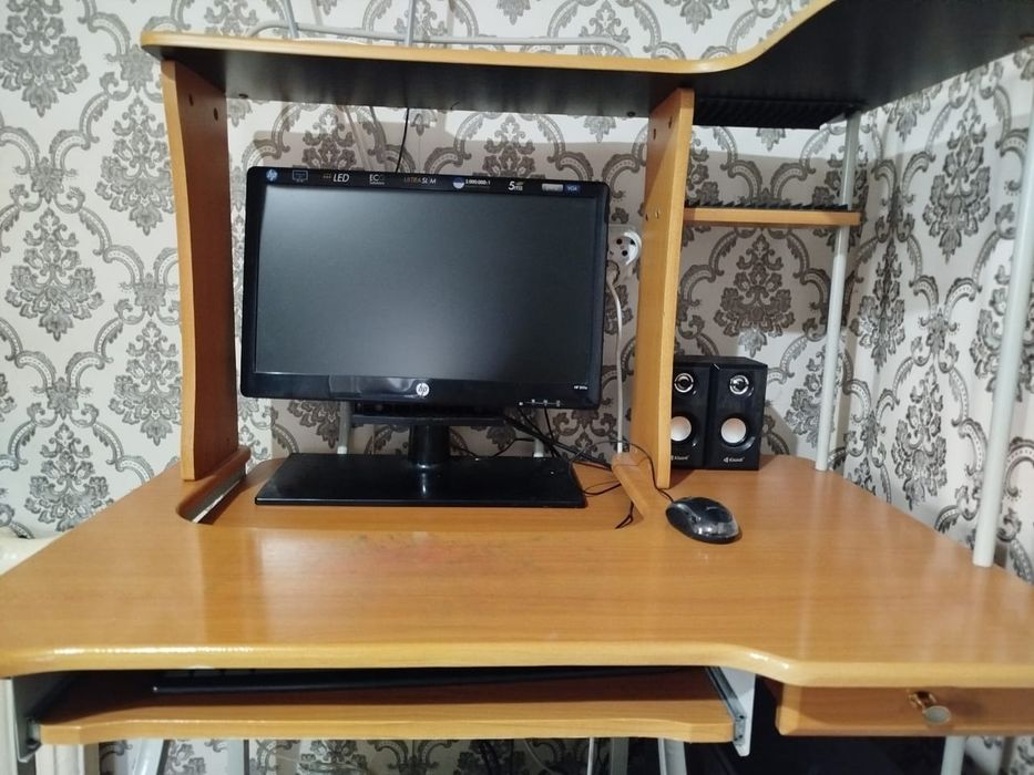 Продам компьютерный стол