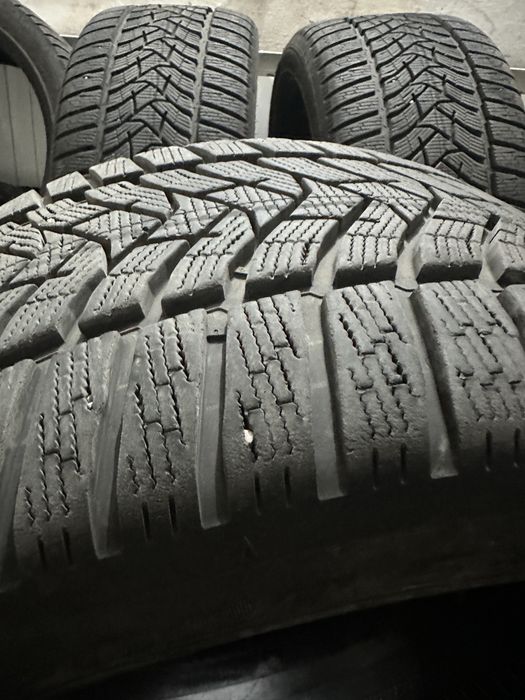 Гуми Dunlop 255/40/19 зимни ДОТ 4923