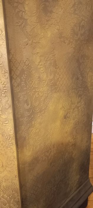 Антикварен шкаф с коне