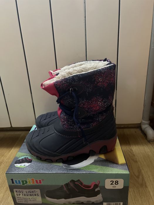 Cizmulite impermebile nr.28, cu luminite