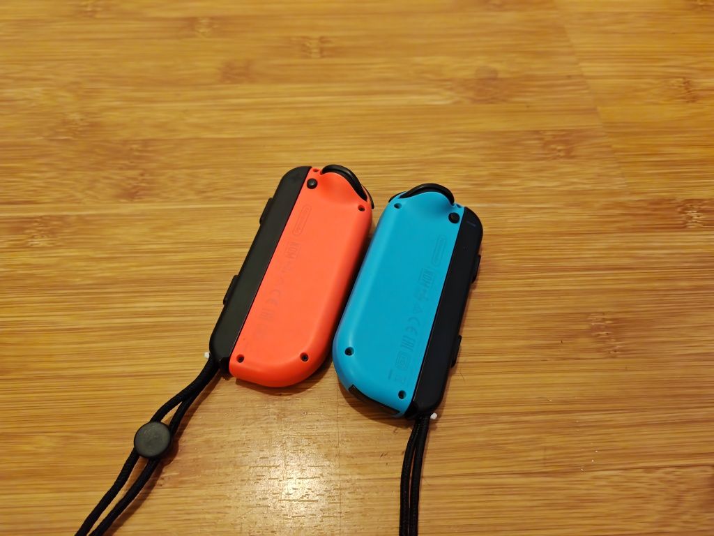 Set 2 JoyCon Originale Nintendo Switch + JoyCon Straps