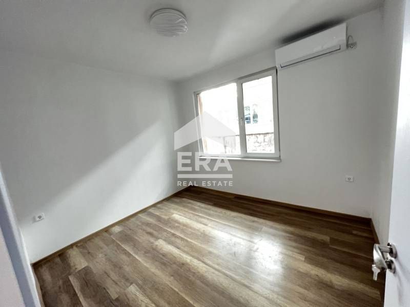 Завършен до ключ офис под наем, с три отделни стаи, кухненски бокс и т