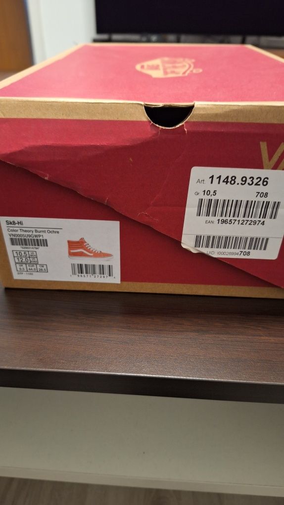 Продавам няколко модела VANS