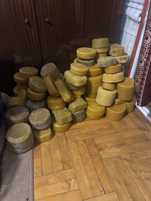Продавам пчелен восък