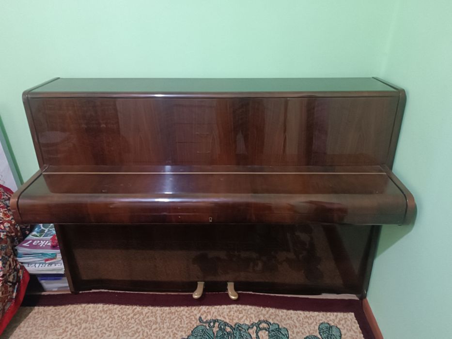 Pianino GEYER sotiladi