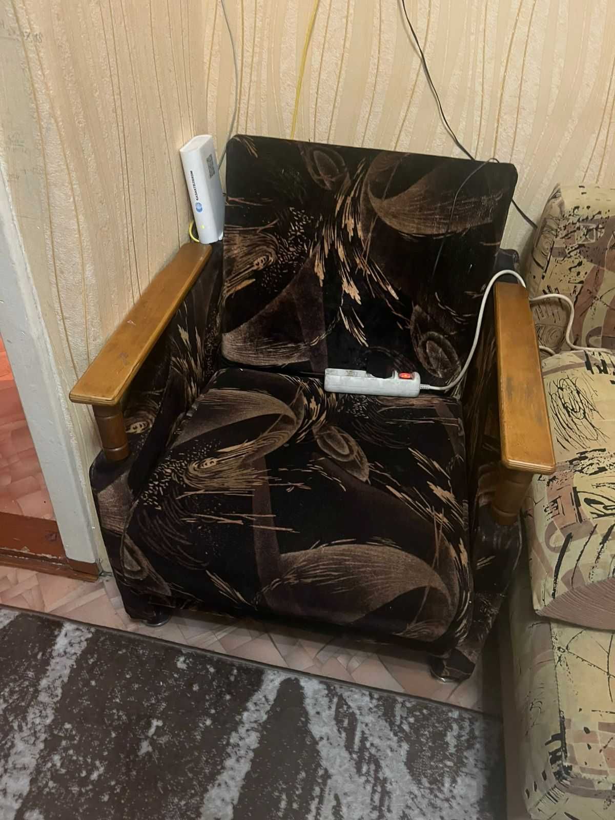 2 кресла и диван бесплатно.