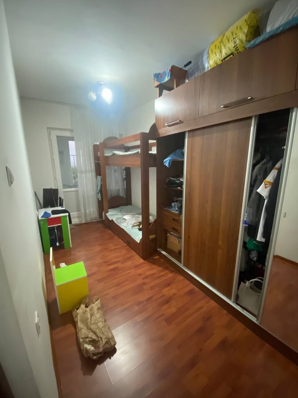 Срочно продается 2х комнатная квартира. 10й микрорайон Карвон базар
